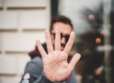 man holding out 5 fingers for reasons you need an air economizer